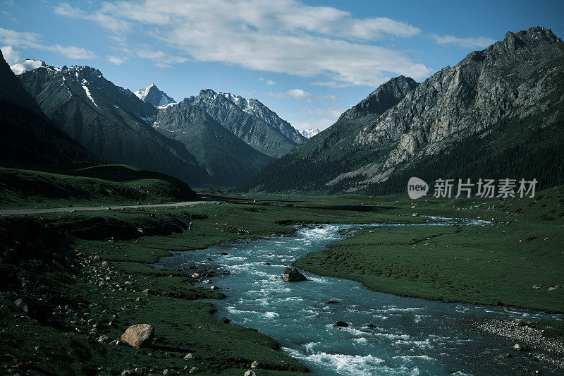 河水沿着绿色的山谷流向山峰