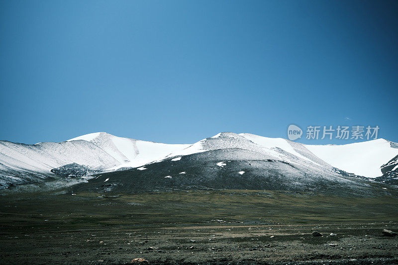 阿拉贝尔高原上白雪皑皑的山峰和融化的湖泊