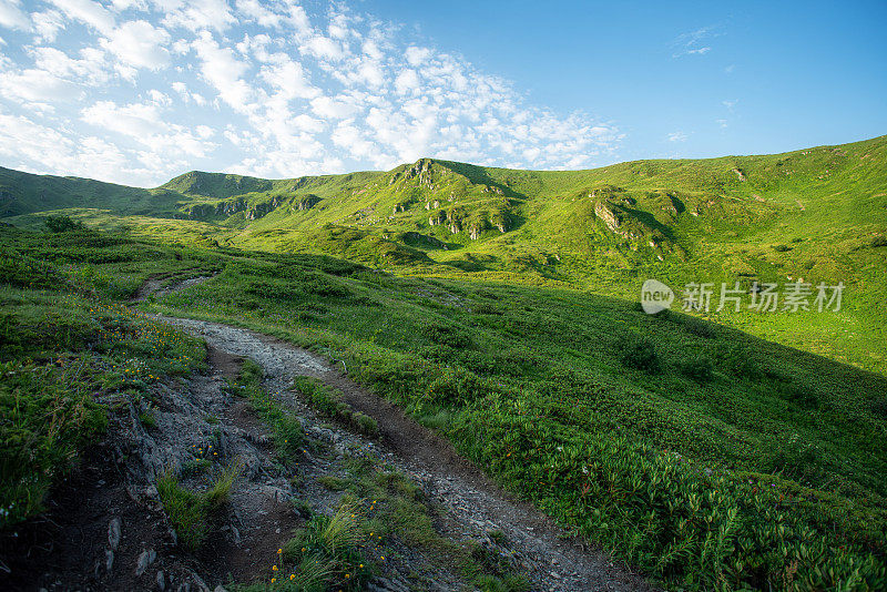 早上在比泽平斯基飞檐处的路标。高加索山脉。