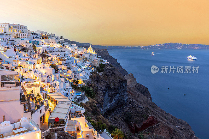 日落时分，希腊圣托里尼岛被照亮的村庄Fira全景