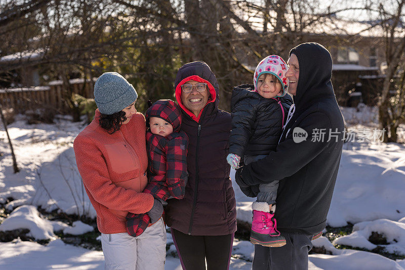 一个几代同堂的家庭在附近的雪地里散步