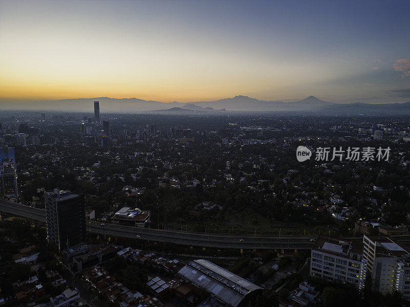 墨西哥城黎明时分的市景