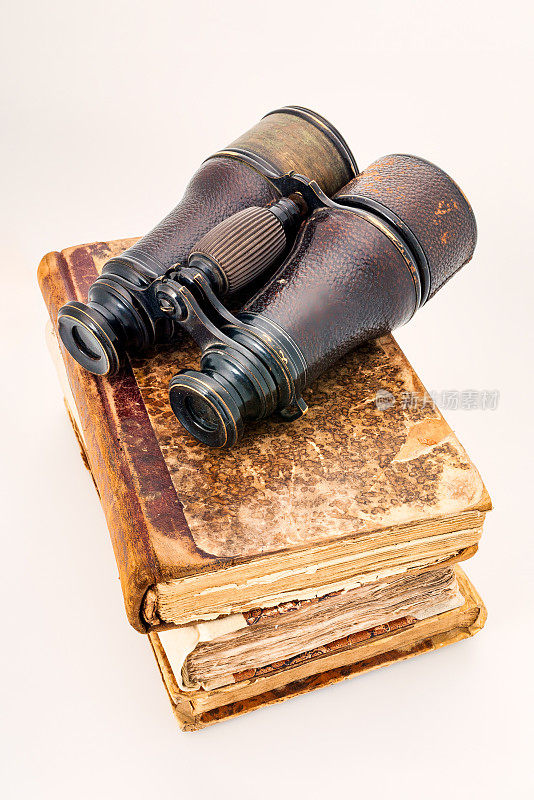 复古日记，古代笔记，双筒望远镜，白色背景