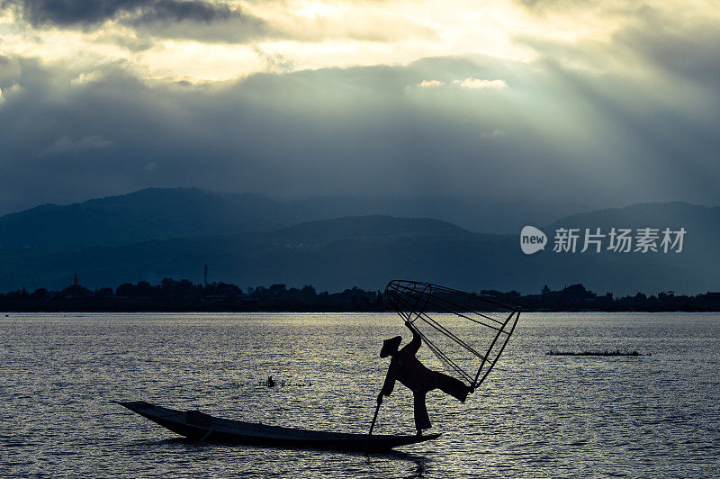 日落时分，缅甸掸邦Inle湖Intha渔民(缅甸)