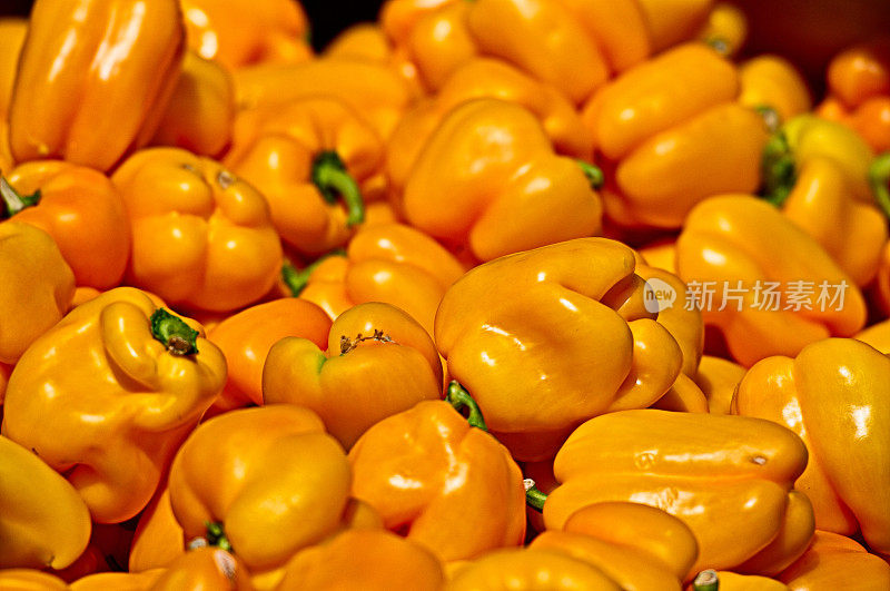 农贸市场展出的黄灯笼椒