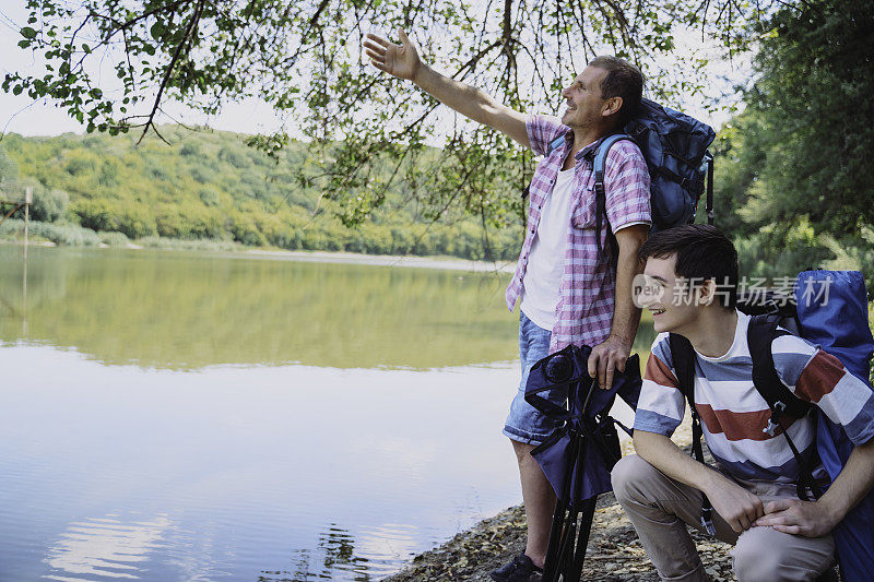 父子俩一起露营。家人徒步旅行。