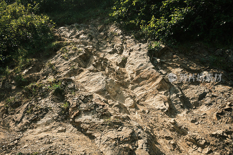 Vachkazets山脉地区陡峭小路上的岩石