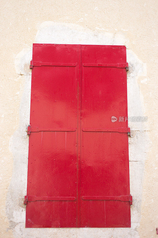 法国勒韦科尔:鲜红色百叶窗
