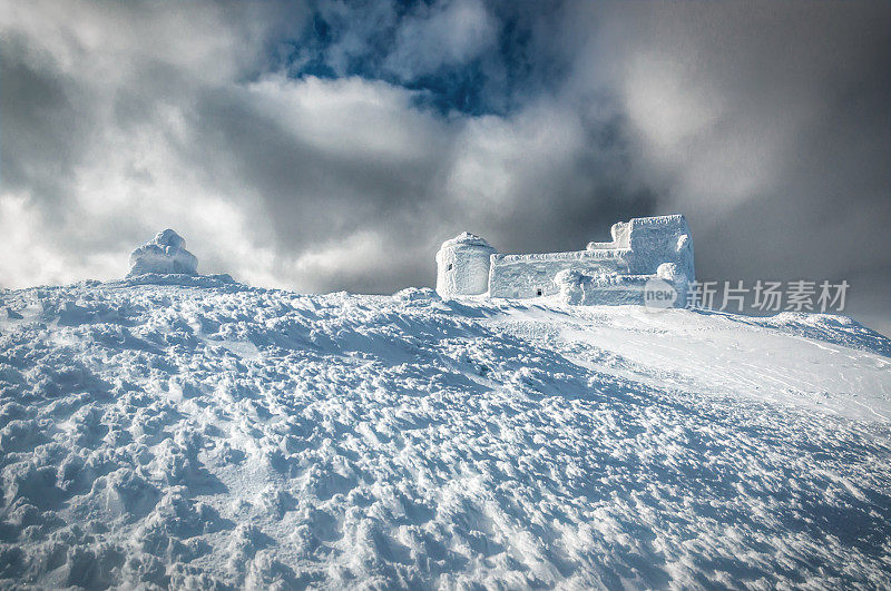 古老的废弃雪山上的观景台皮普伊凡山，被称为喀尔巴阡山脉的白象。
