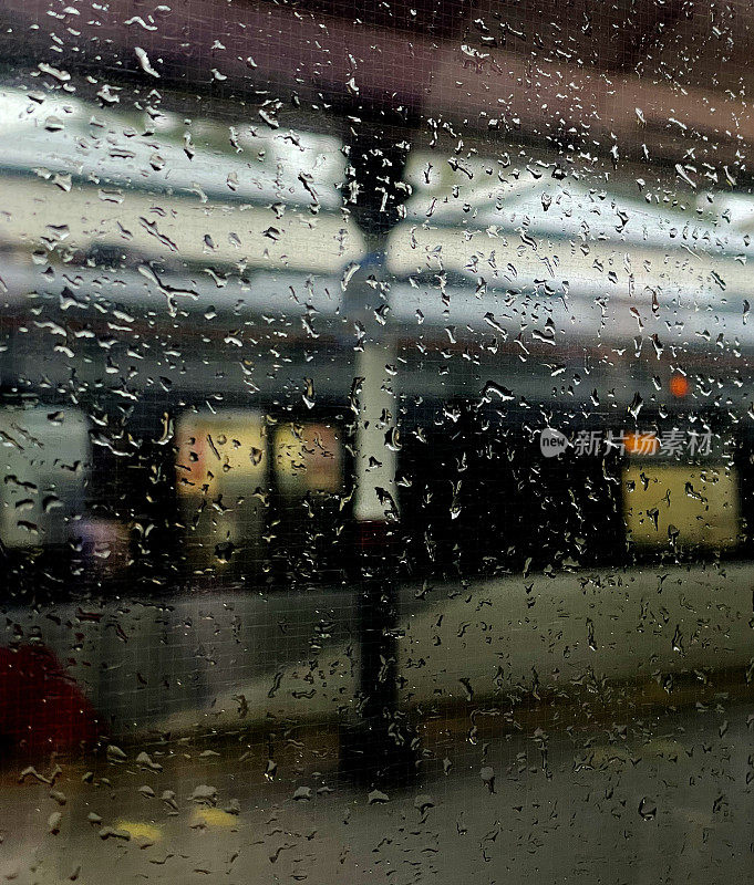 雨打在火车窗户上