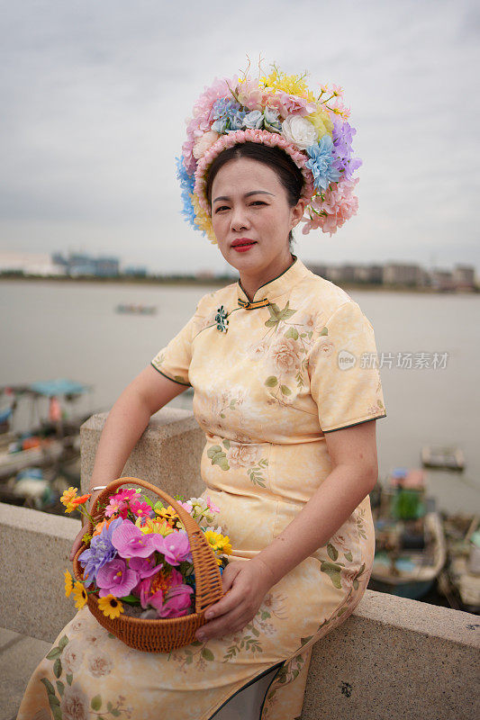 身着中国传统服饰的妇女