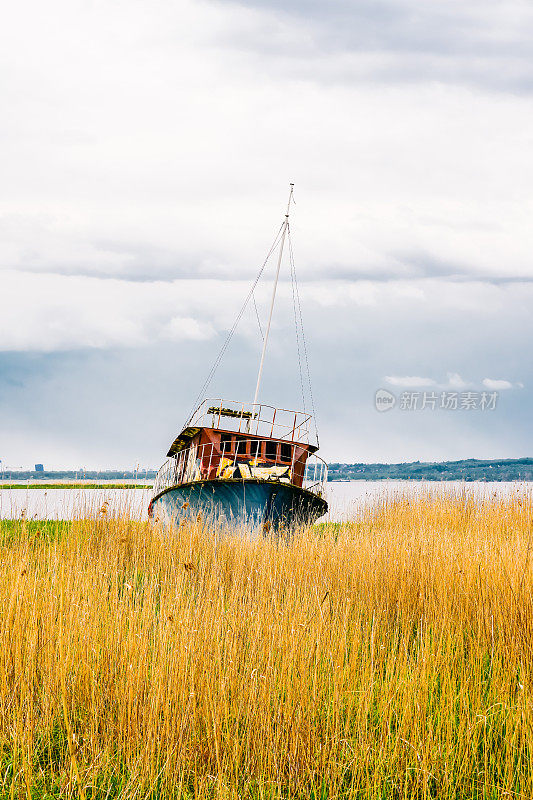 波兰卢布齐纳附近的旧船残骸。一艘被遗弃的翻船。大别湖的自然风光。