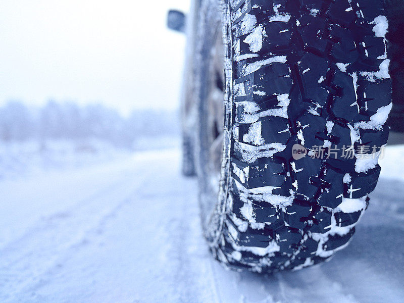 冬天雪地上的汽车轮胎