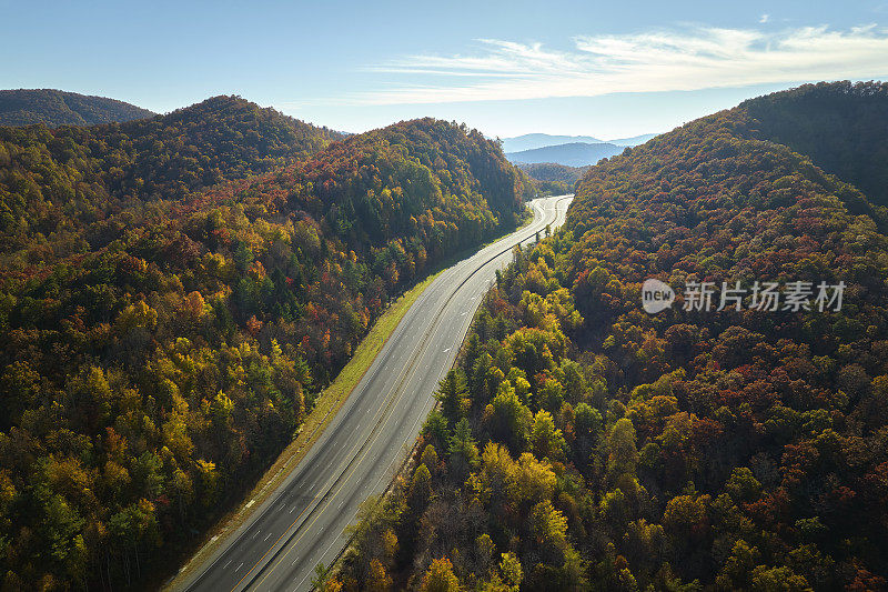 鸟瞰图，在金秋季节，北卡罗莱纳州的I-40高速公路穿过阿巴拉契亚山脉通往阿什维尔。能源危机和高油价的概念