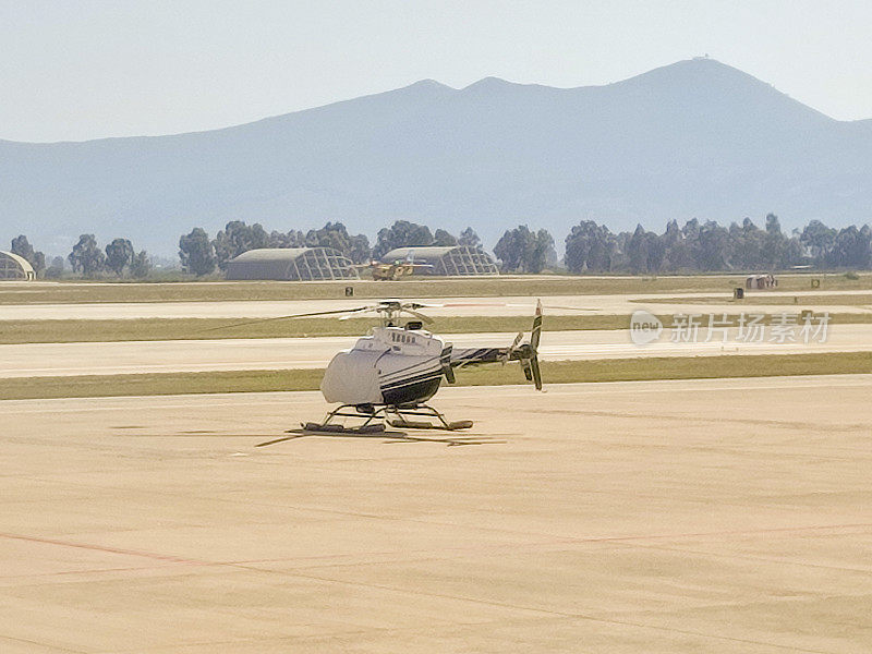 直升机在土耳其穆拉的米拉斯博德鲁姆机场等候