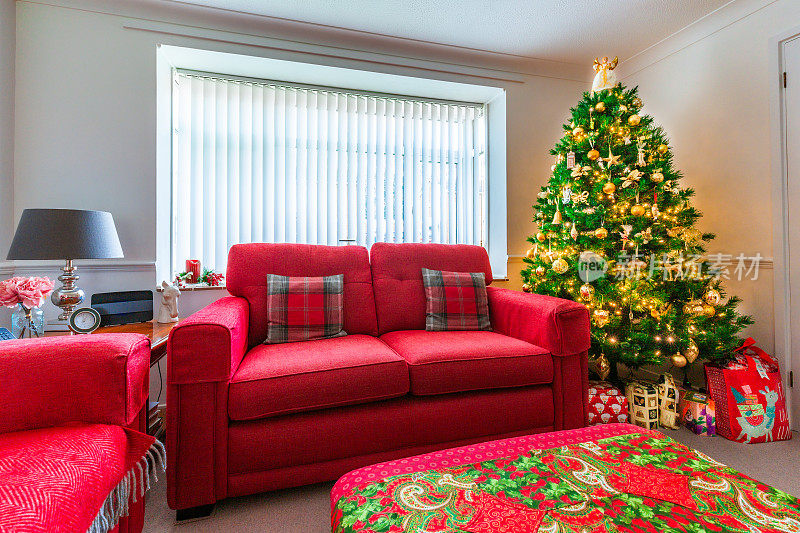 客厅为节日装饰了一棵灯火通明的圣诞树