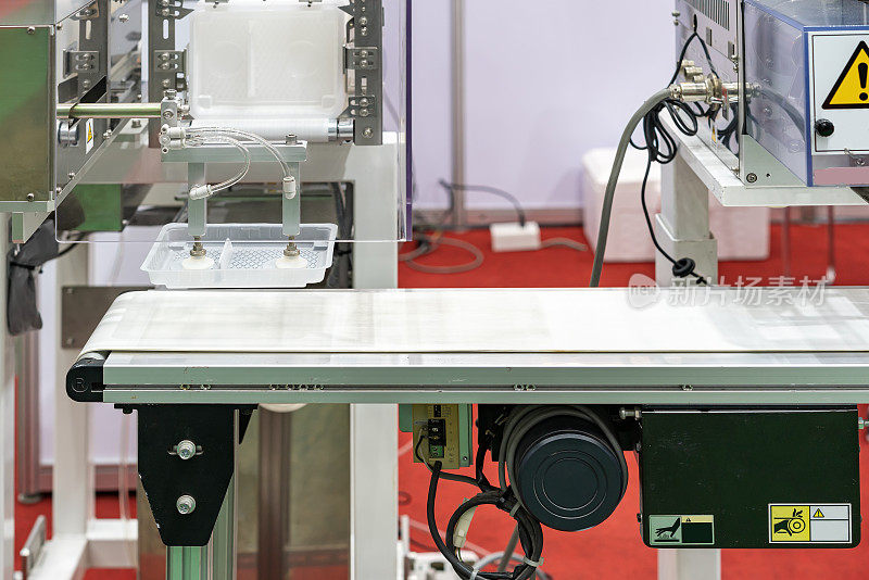 带式输送机在生产过程中输送塑料盒的吸嘴处采用带自动臂的近距离精密真空吸盘夹持器
