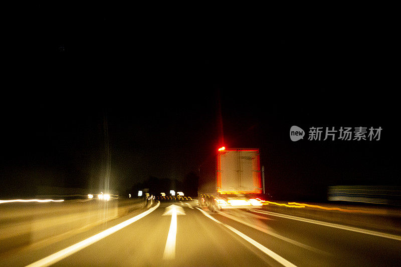 夜间公路驾驶