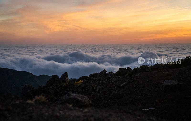 日落时的云海。马德拉群岛的山峰