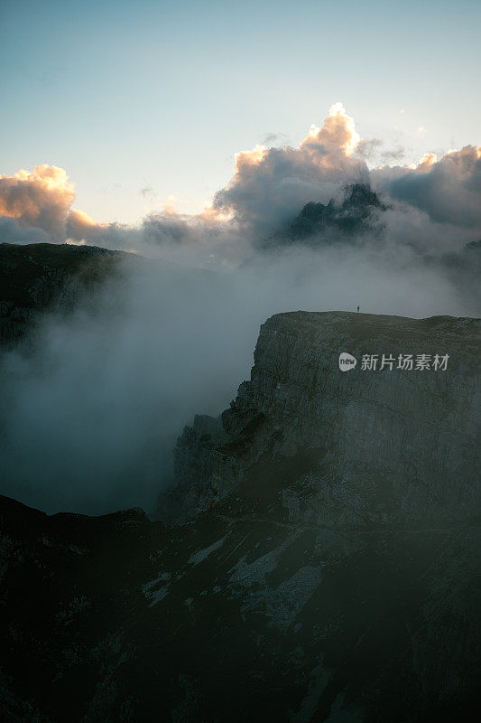 蔚蓝的天空下，峭壁和山峰高耸入云的宁静景色。特伦蒂诺山谷绝佳的旅游景点