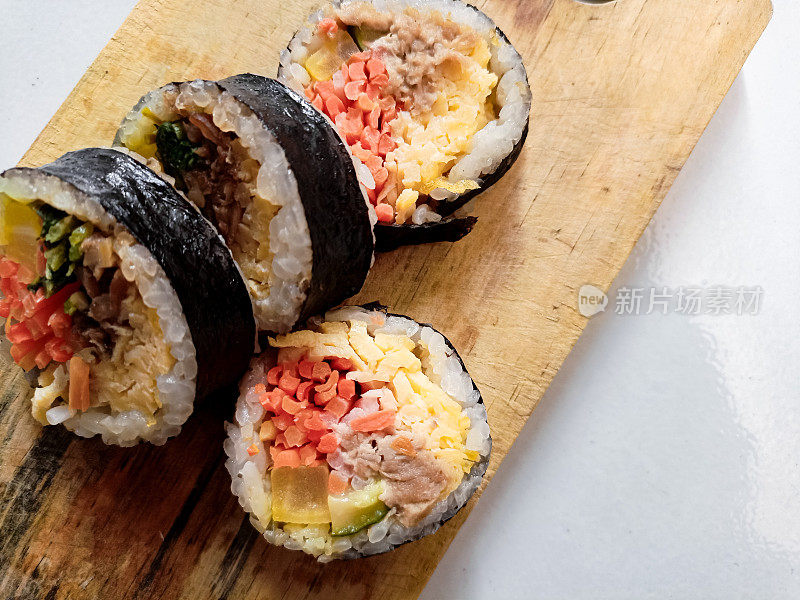 间紫菜特写。韩式海苔卷内夹日式烧肉。