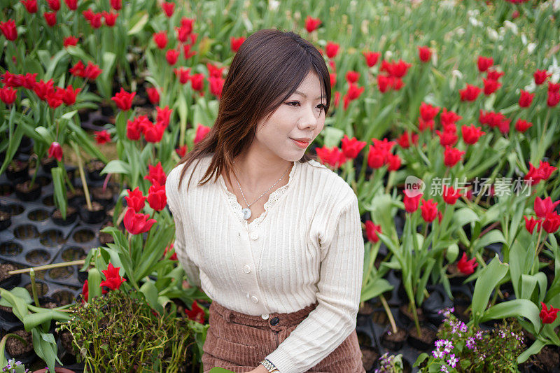 郁金香花园里的亚洲女人