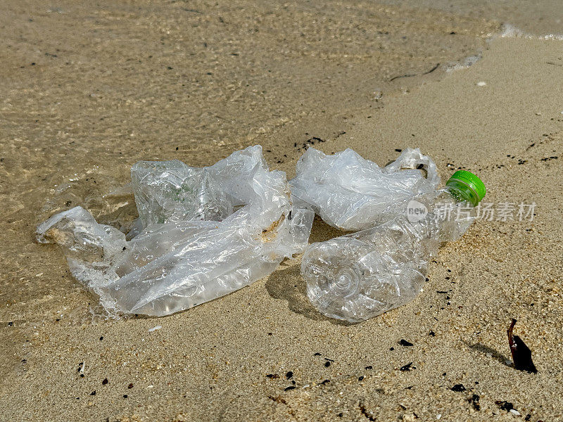 塑料垃圾对海滩的破坏