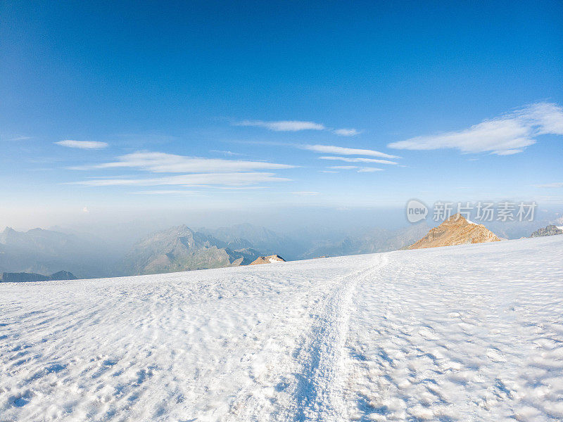 瑞士的雪山山脊