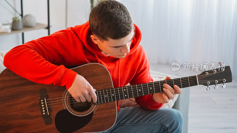 吉他手音乐教育人在家练习