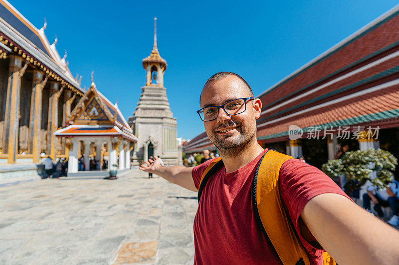 泰国曼谷，一名年轻人在玉佛寺自拍