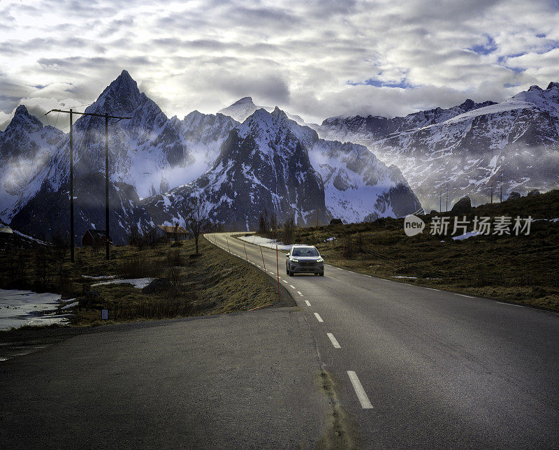 汽车驶出了蜿蜒的山路。