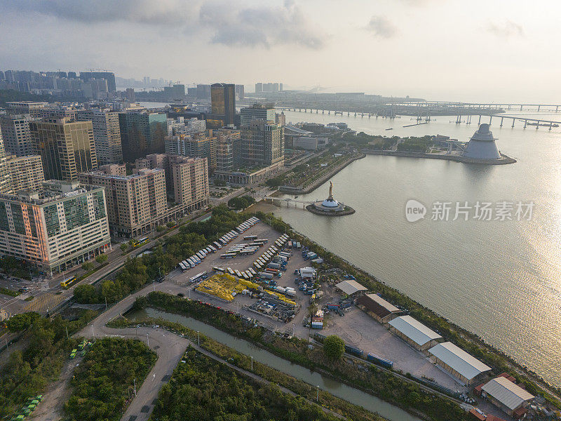 城市海滨巴士停车场鸟瞰图