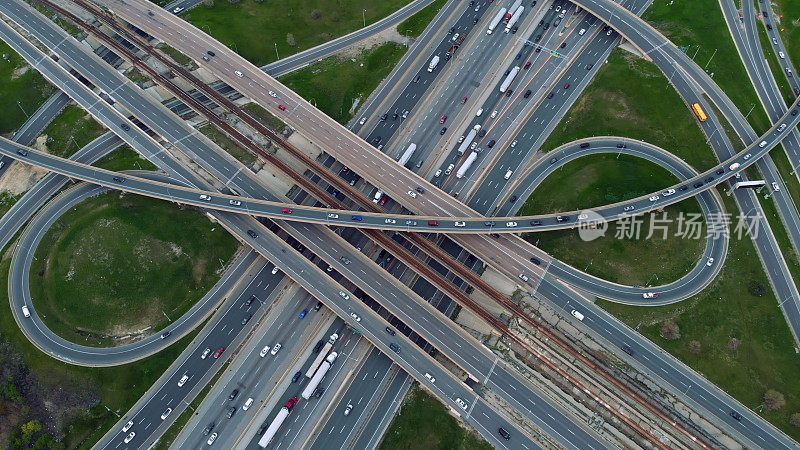 城市脉络:无人机镜头交错在高速公路上，反映了不间断的城市交通。多层次高速公路上的车辆芭蕾，航拍捕捉城市节奏。高速公路的概念