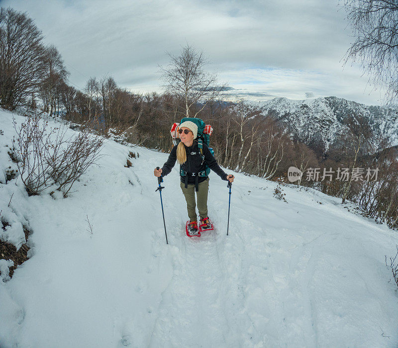 在山上穿雪鞋探险