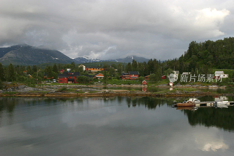 挪威峡湾村港口渔船