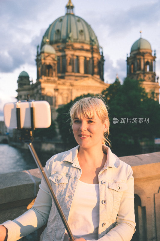 柏林快乐女人的肖像，以柏林大教堂为背景