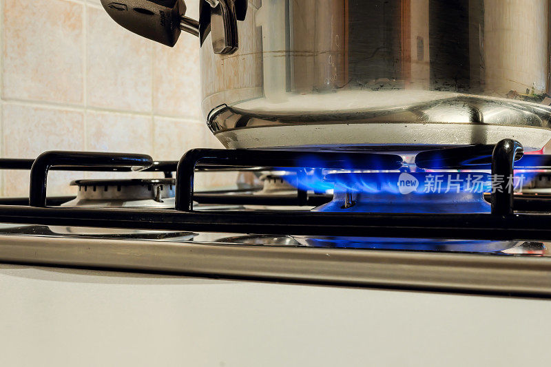 烹饪板:灶台-燃气灶台燃烧在光的背景