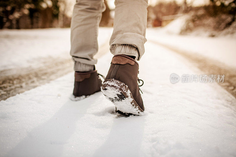 在雪地里行走