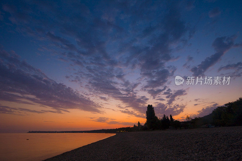 日落的海岸线