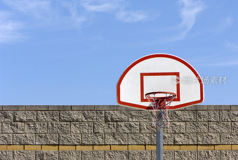 篮球篮板和天空