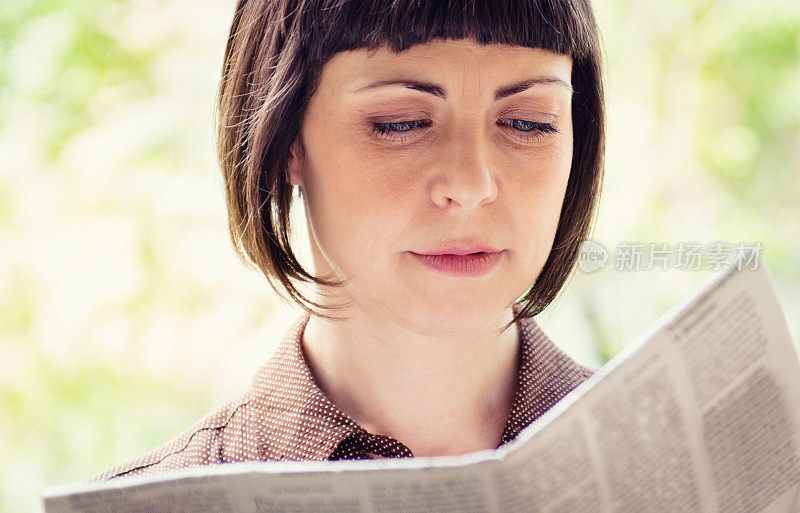 一位德国妇女正在看报纸