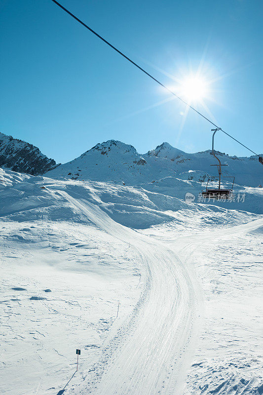 阿尔卑斯山的高空缆车滑雪胜地