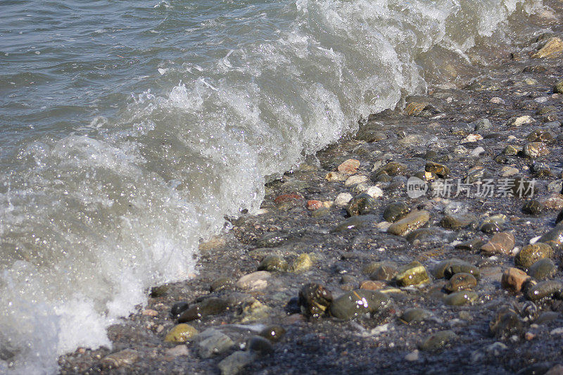 海浪拍打着布满卵石的海滩