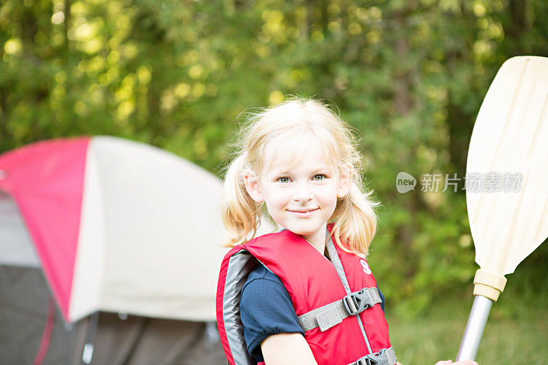 女孩露营-带着桨和救生衣