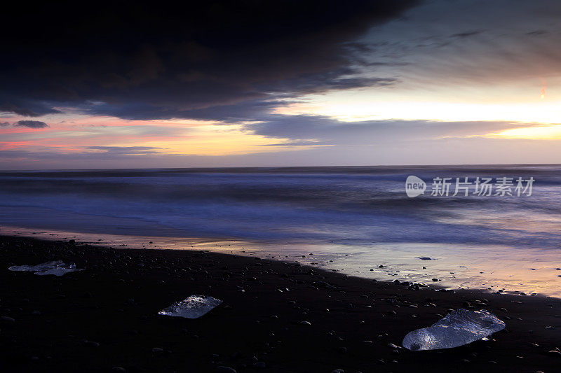 日出时分的Jokulsarlon海滩上有冰山