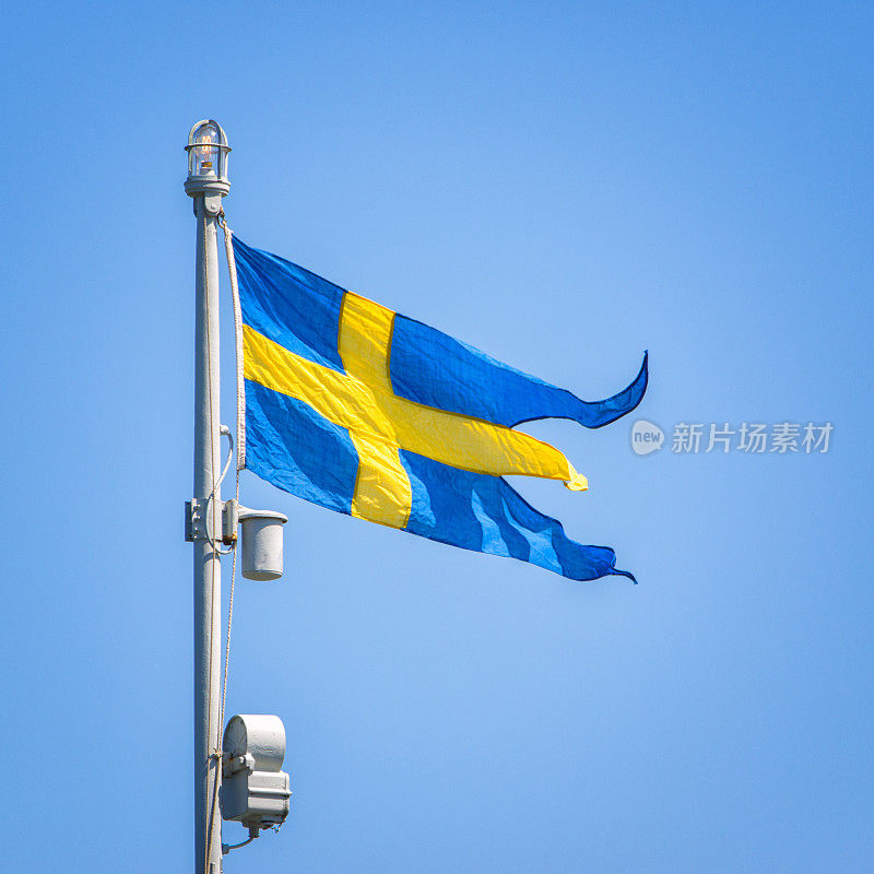 在一艘军舰前面悬挂的瑞典海军旗帜