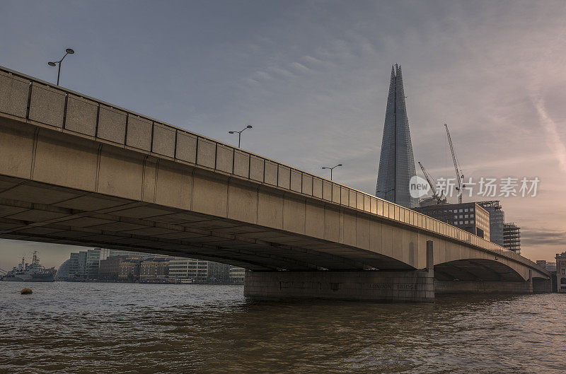 日落时分的泰晤士河和伦敦桥