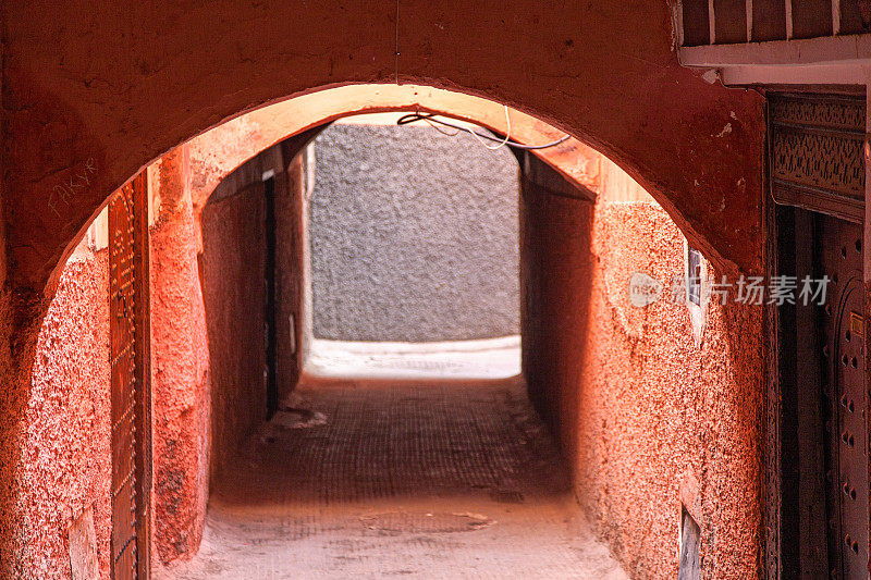 马拉喀什麦地那一座拱门下的小巷