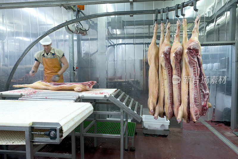 在食品加工厂切肉的屠夫