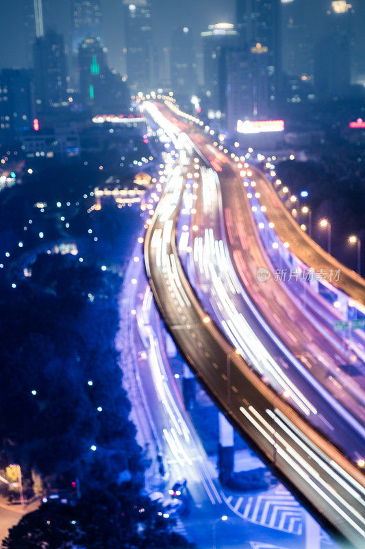上海夜间高速公路散焦